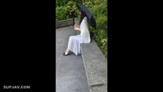 母狗来袭，人妻骚货露脸让大哥调教玩弄，奶夹逼夹全上，玩弄菊花和逼逼往里灌风油精刺激